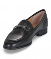 Mocasín Unisa Dalcy en piel negra con estribo metálico y tacón bajo