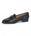 Mocasín Unisa Dalcy en piel negra con estribo metálico y tacón bajo