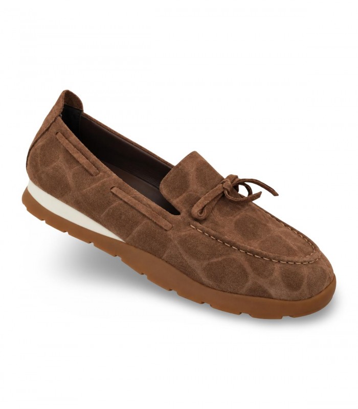 Mocasín deportivo Unisa Dimas taupe con grabado coco y detalle de lazada