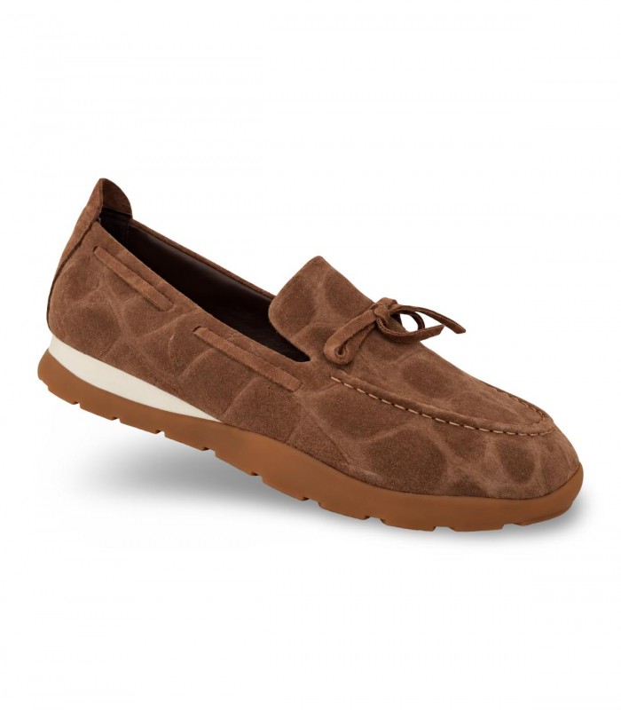 Mocasín deportivo Unisa Dimas taupe con grabado coco y detalle de lazada