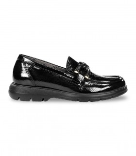 Mocasín Fluchos F2514 Morgan negro con adorno metálico y suela dentada