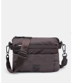 Bandolera Pepe Moll 262261 moka en tejido técnico con detalles grabados y correa ajustable