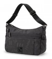 Bandolera Pepe Moll 262262 negra con detalles grabados y bolsillos de cremallera